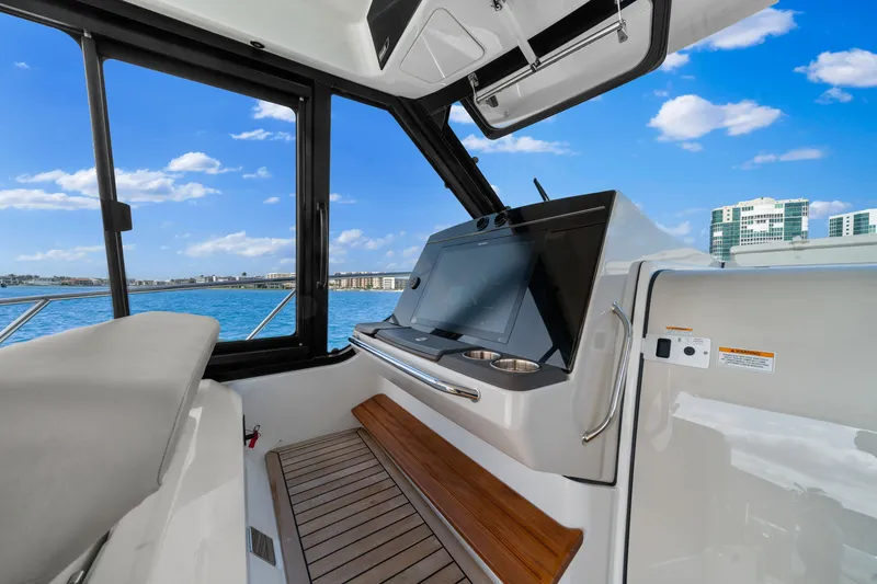 Slide: The Image of Boston Whaler 405 2022 - 51