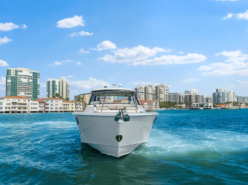 Slide: The Image of Boston Whaler 405 2022 - 18