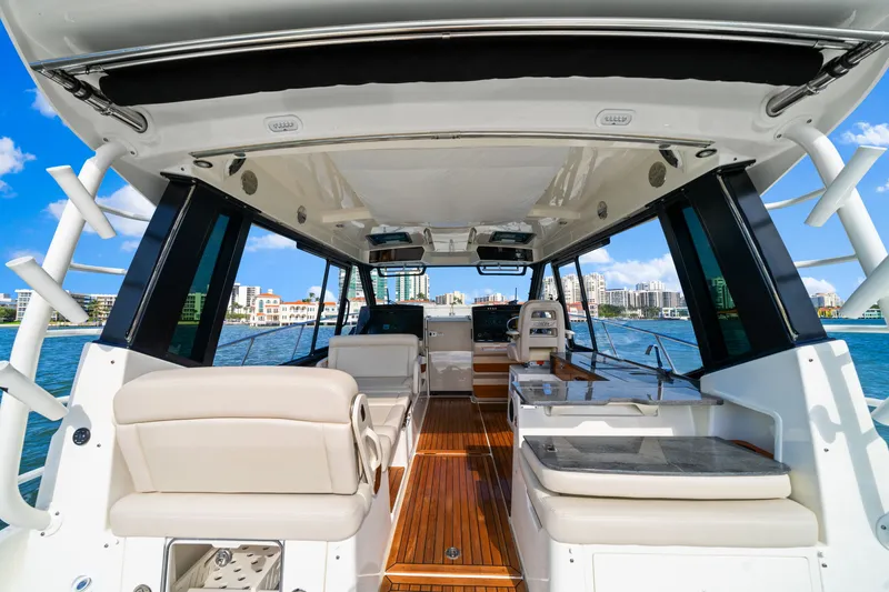 Slide: The Image of Boston Whaler 405 2022 - 42