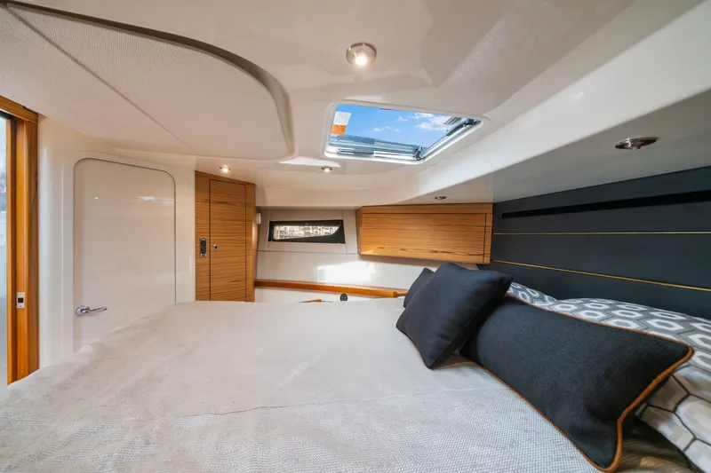 Slide: The Image of Boston Whaler 405 2022 - 70