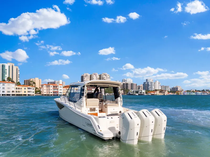 Slide: The Image of Boston Whaler 405 2022 - 11