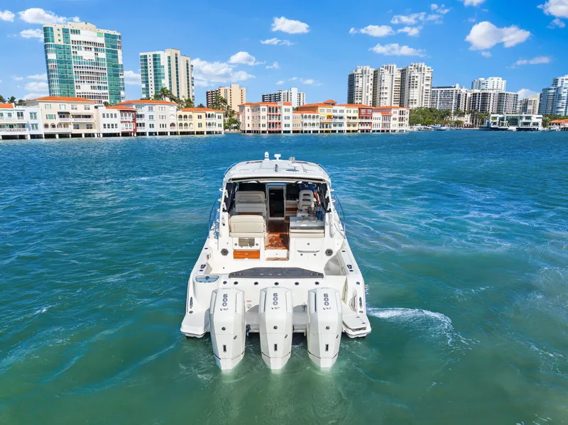 Slide: The Image of Boston Whaler 405 2022 - 10