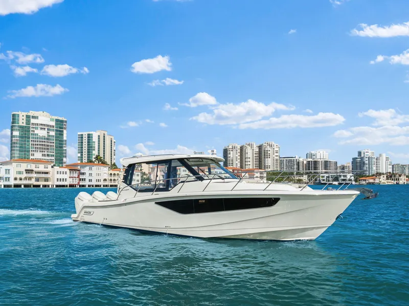 Slide: The Image of Boston Whaler 405 2022 - 3