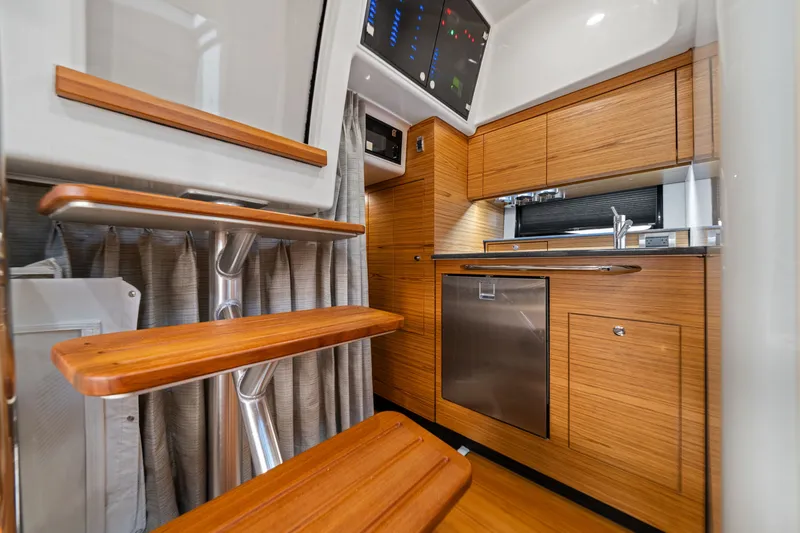 Slide: The Image of Boston Whaler 405 2022 - 59