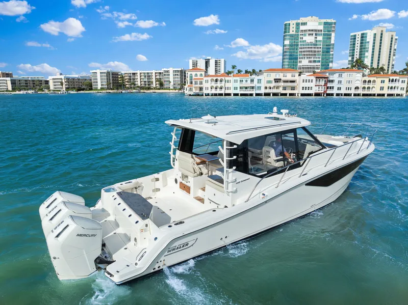 Slide: The Image of Boston Whaler 405 2022 - 20
