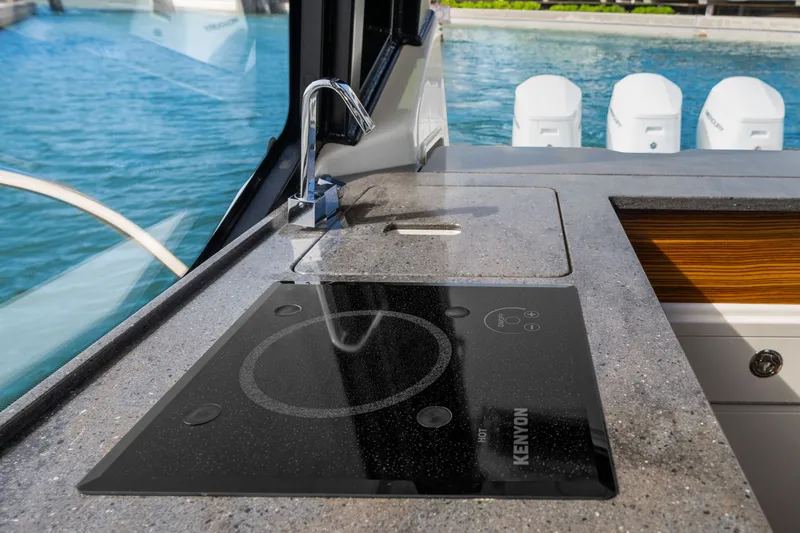 Slide: The Image of Boston Whaler 405 2022 - 47