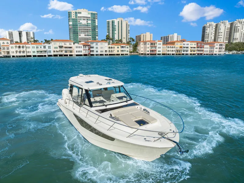 Slide: The Image of Boston Whaler 405 2022 - 23