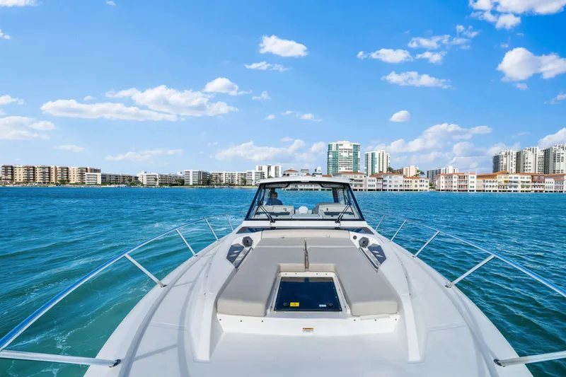 Slide: The Image of Boston Whaler 405 2022 - 32