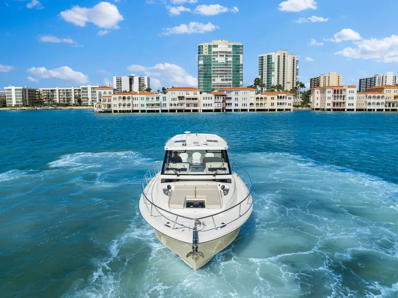 Slide: The Image of Boston Whaler 405 2022 - 24
