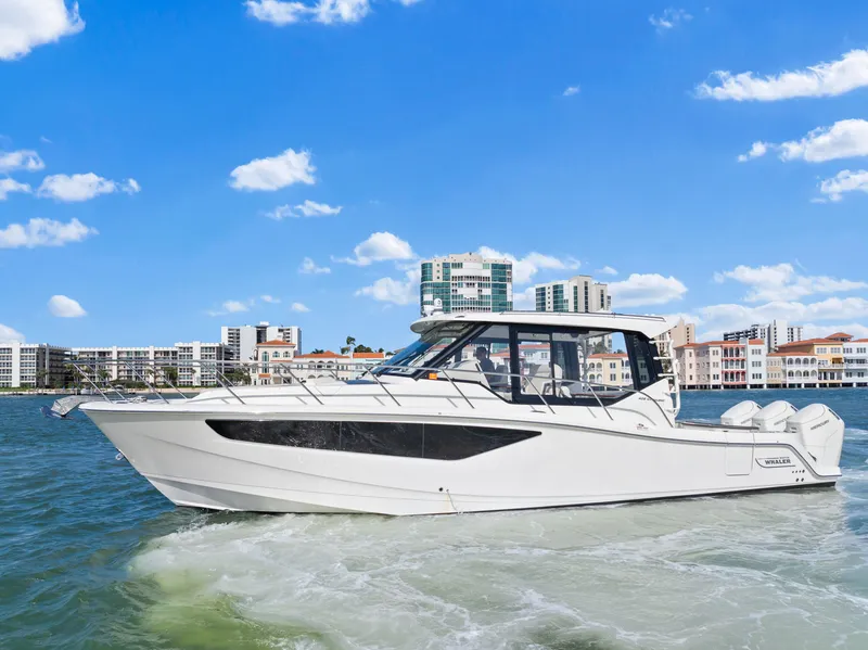 Slide: The Image of Boston Whaler 405 2022 - 15