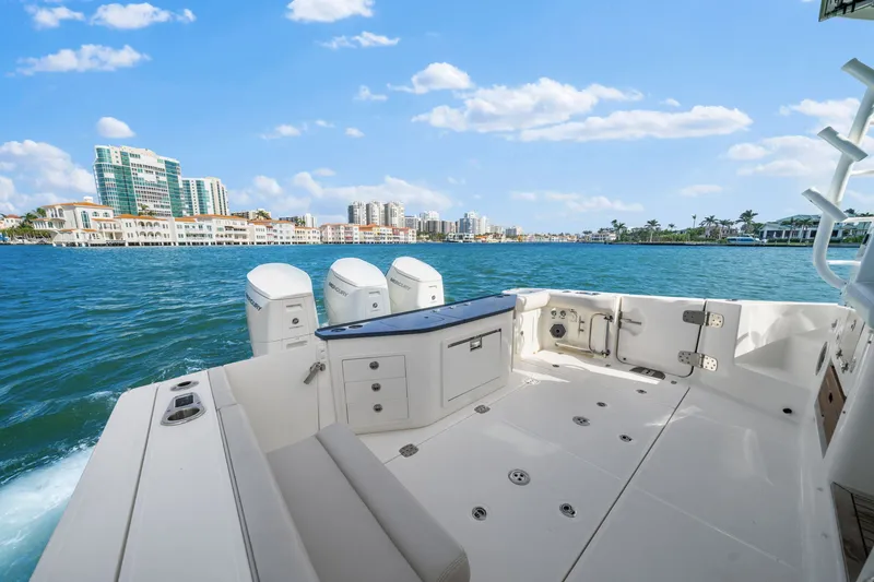 Slide: The Image of Boston Whaler 405 2022 - 36