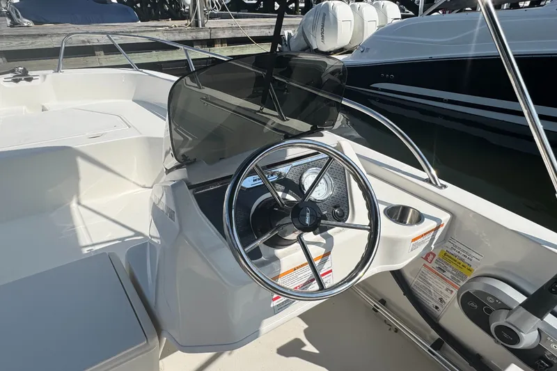 Slide: The Image of Boston Whaler 160 Super Sport 2027 - 18