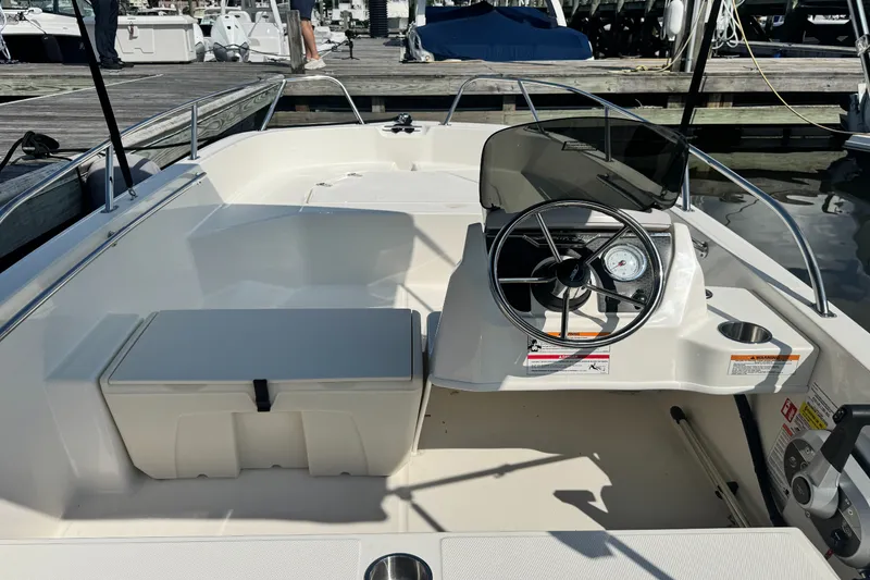 Slide: The Image of Boston Whaler 160 Super Sport 2027 - 16