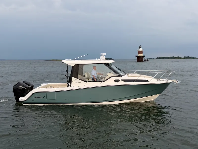 The Image of Boston Whaler 325 Conquest 2027 - 0
