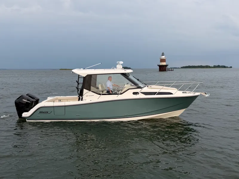 The Image of Boston Whaler 325 Conquest 2027 - 0