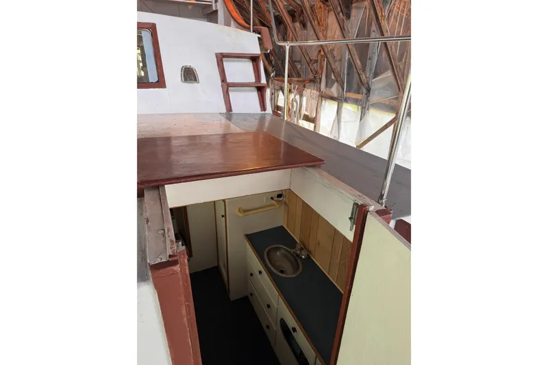 Slide: The Image of Custom Yukon 42 Trawler 2000 - 13
