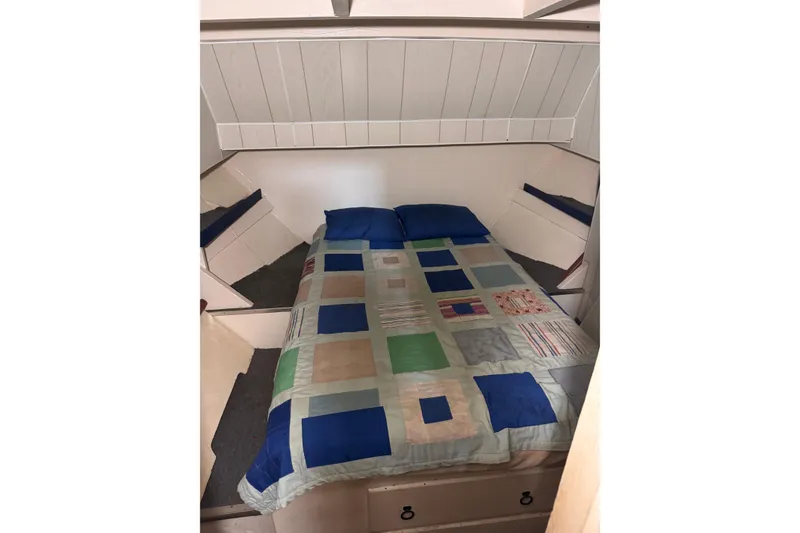 Slide: The Image of Custom Yukon 42 Trawler 2000 - 30