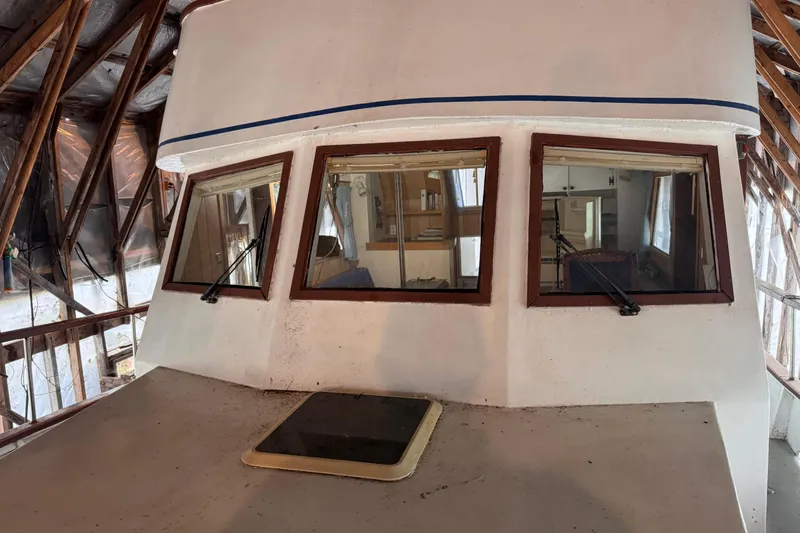 Slide: The Image of Custom Yukon 42 Trawler 2000 - 7