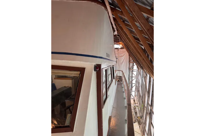 Slide: The Image of Custom Yukon 42 Trawler 2000 - 8
