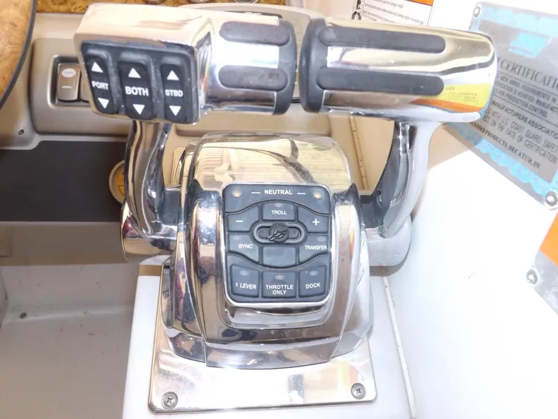 Slide: The Image of 2008 Formula 310 Bowrider throttle controls and dashboard. - 20