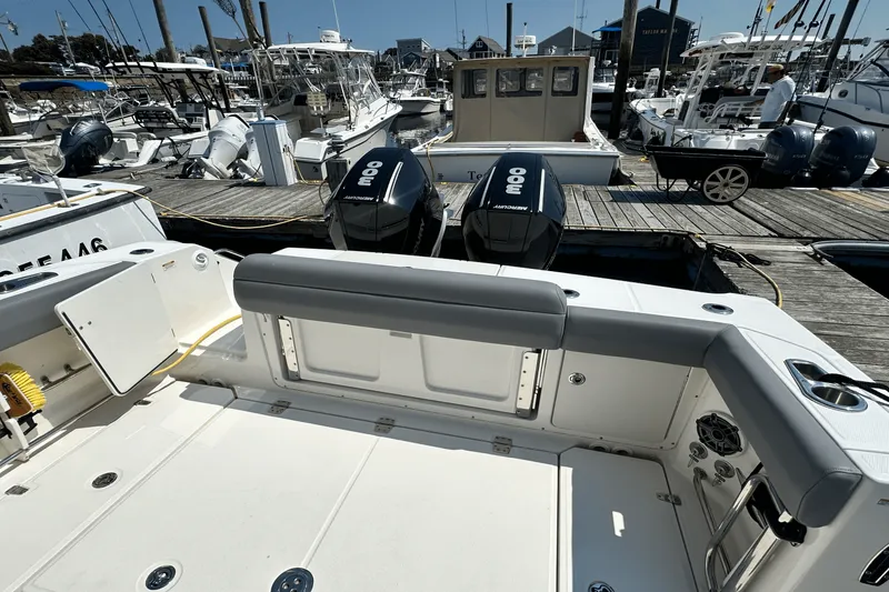 Slide: The Image of Boston Whaler 330 OUTRAGE 2023 - 11