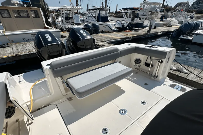 Slide: The Image of Boston Whaler 330 OUTRAGE 2023 - 12