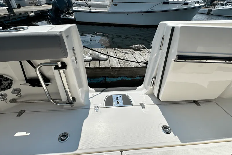 Slide: The Image of Boston Whaler 330 OUTRAGE 2023 - 14