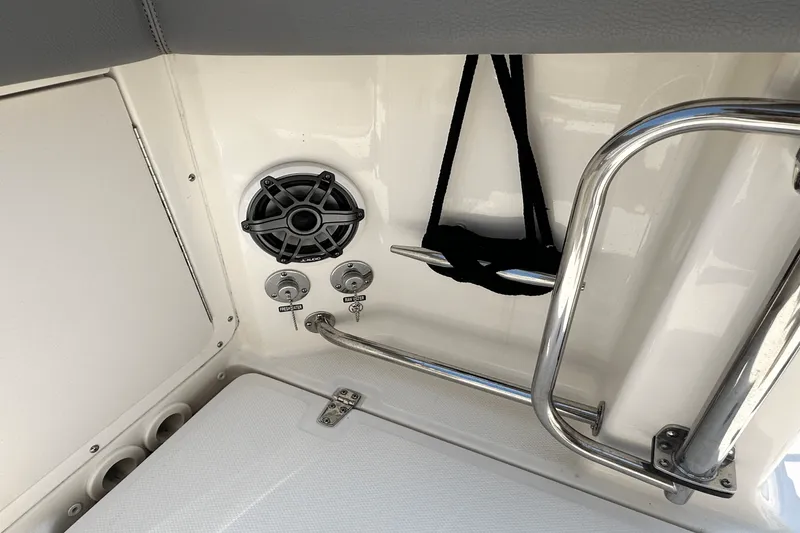 Slide: The Image of Boston Whaler 330 OUTRAGE 2023 - 15