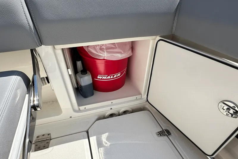 Slide: The Image of Boston Whaler 330 OUTRAGE 2023 - 16