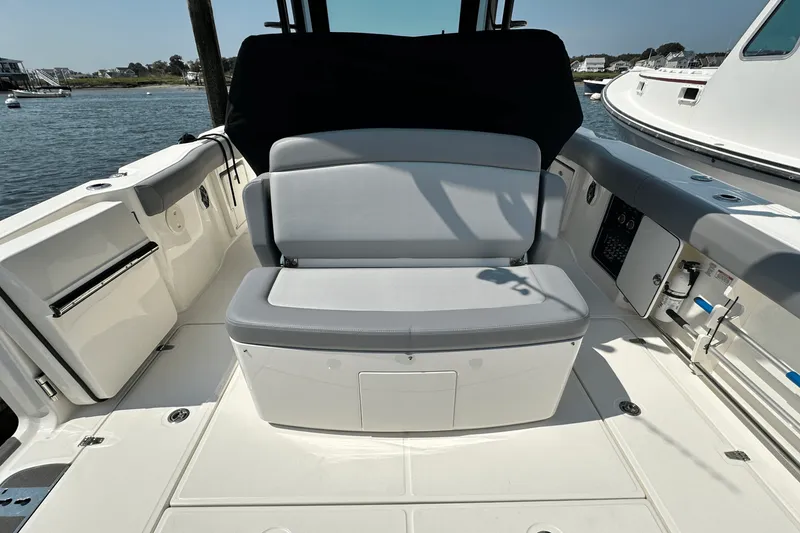 Slide: The Image of Boston Whaler 330 OUTRAGE 2023 - 18