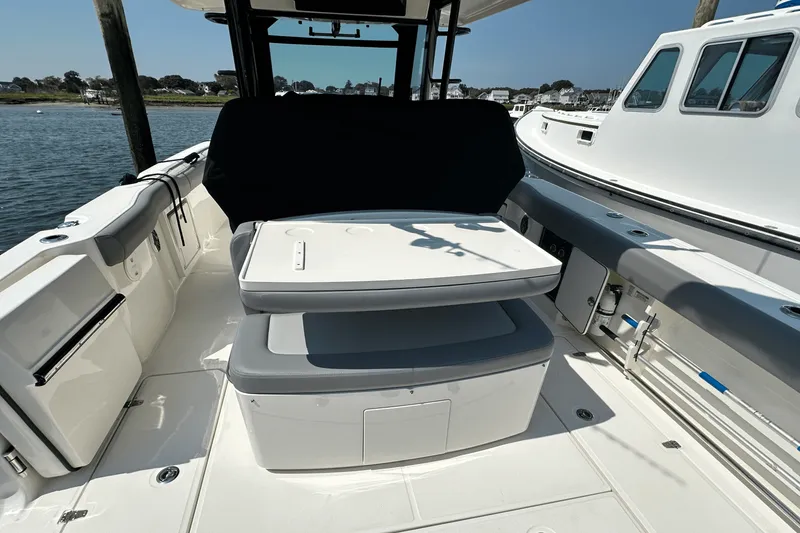 Slide: The Image of Boston Whaler 330 OUTRAGE 2023 - 20