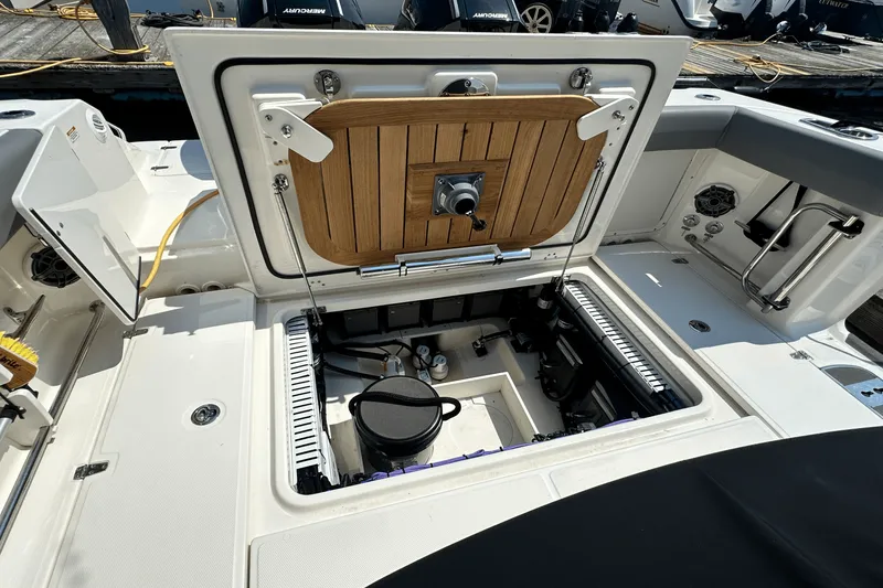 Slide: The Image of Boston Whaler 330 OUTRAGE 2023 - 21