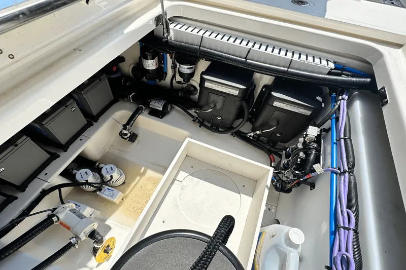Slide: The Image of Boston Whaler 330 OUTRAGE 2023 - 22