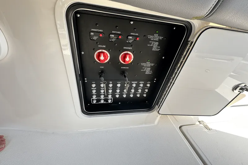 Slide: The Image of Boston Whaler 330 OUTRAGE 2023 - 23