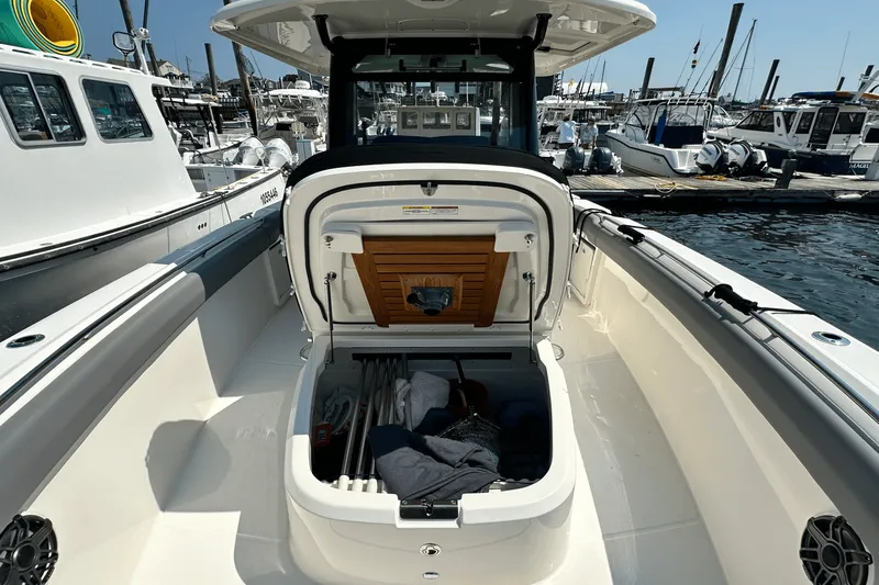 Slide: The Image of Boston Whaler 330 OUTRAGE 2023 - 30