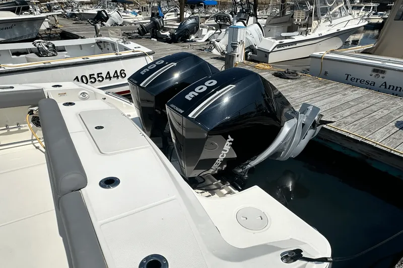 Slide: The Image of Boston Whaler 330 OUTRAGE 2023 - 4