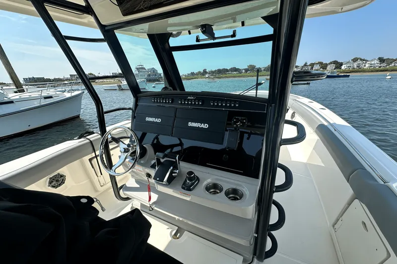 Slide: The Image of Boston Whaler 330 OUTRAGE 2023 - 5