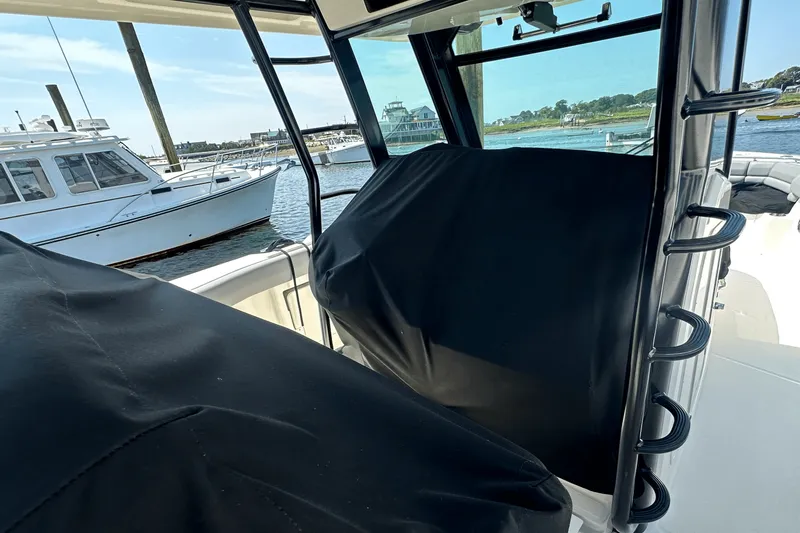 Slide: The Image of Boston Whaler 330 OUTRAGE 2023 - 6