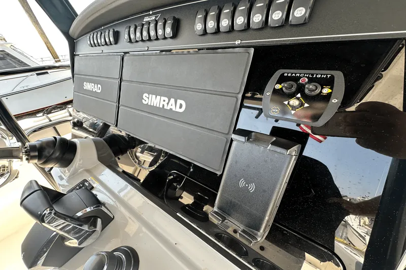 Slide: The Image of Boston Whaler 330 OUTRAGE 2023 - 7