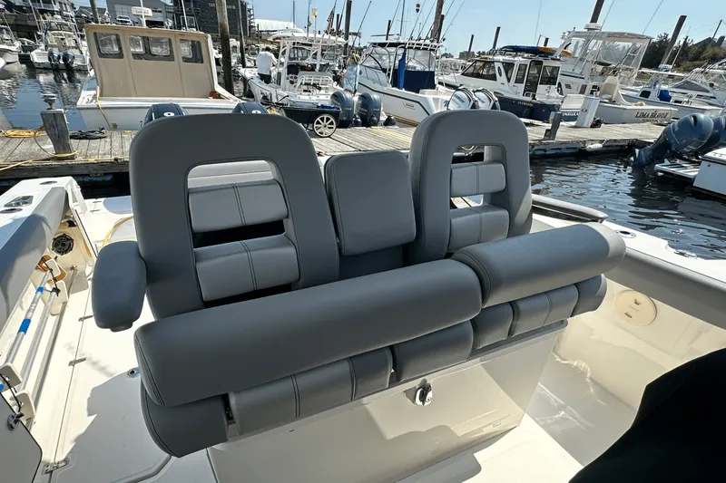Slide: The Image of Boston Whaler 330 OUTRAGE 2023 - 8