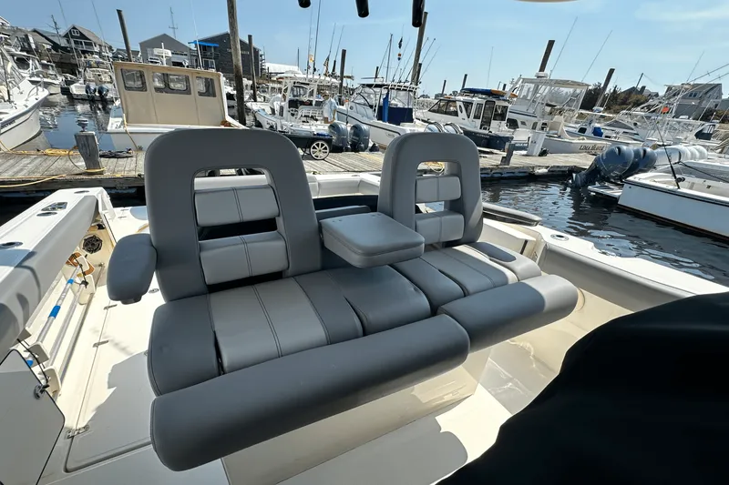 Slide: The Image of Boston Whaler 330 OUTRAGE 2023 - 9