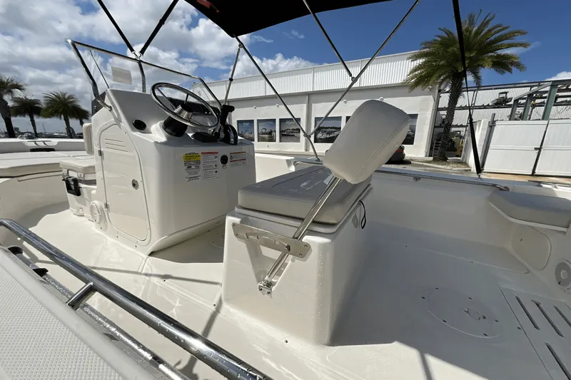 Slide: The Image of Boston Whaler 170 Montauk 2026 - 14