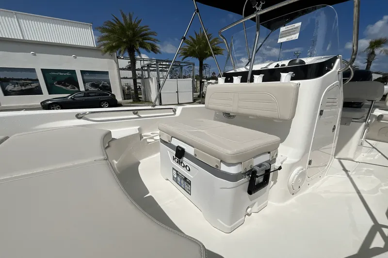 Slide: The Image of Boston Whaler 170 Montauk 2026 - 15