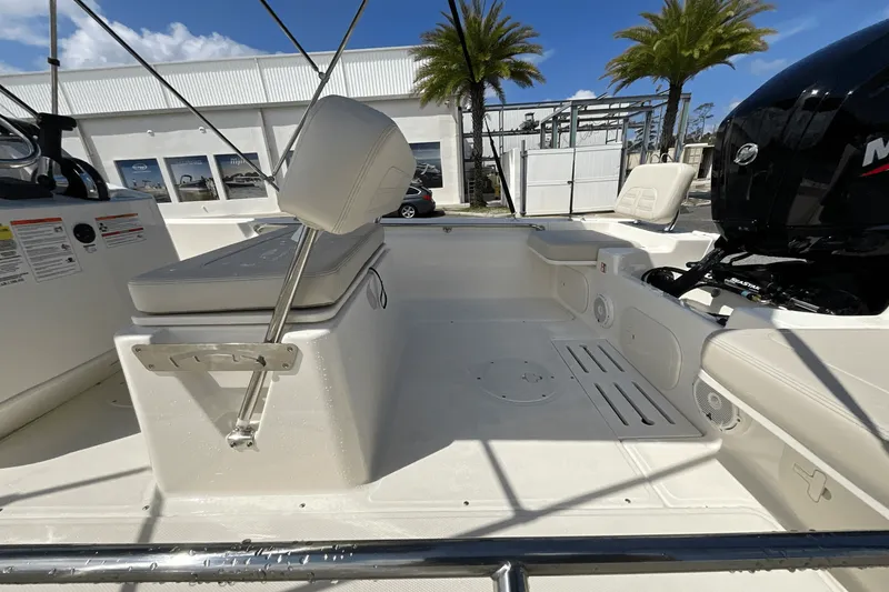 Slide: The Image of Boston Whaler 170 Montauk 2026 - 17