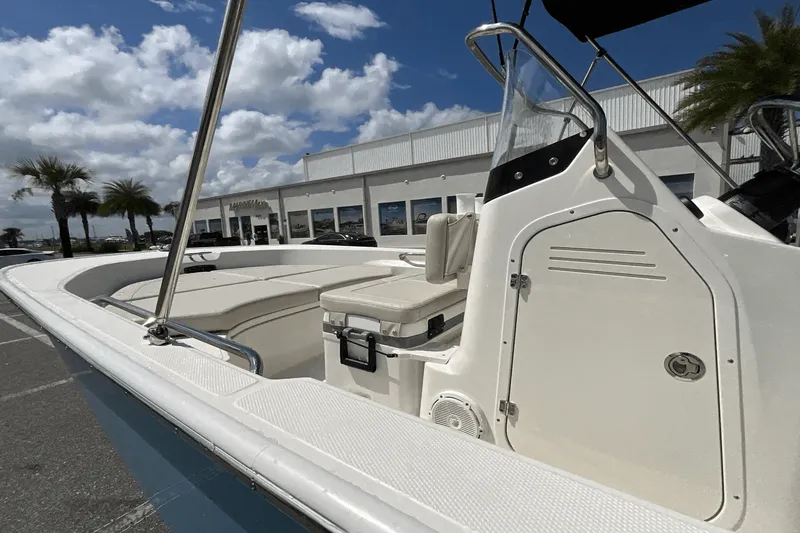 Slide: The Image of Boston Whaler 170 Montauk 2026 - 9
