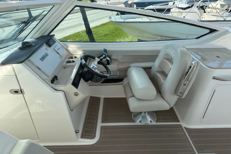Slide: The Image of Boston Whaler 28 VANTAGE 2022 - 10