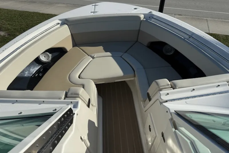 Slide: The Image of Boston Whaler 28 VANTAGE 2022 - 11