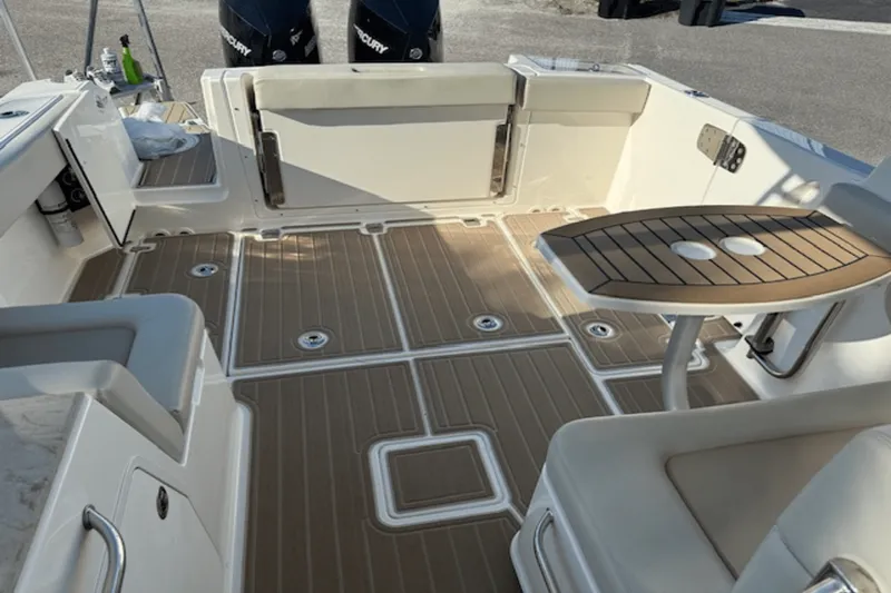 Slide: The Image of Boston Whaler 28 VANTAGE 2022 - 4