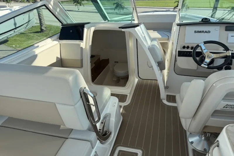 Slide: The Image of Boston Whaler 28 VANTAGE 2022 - 5