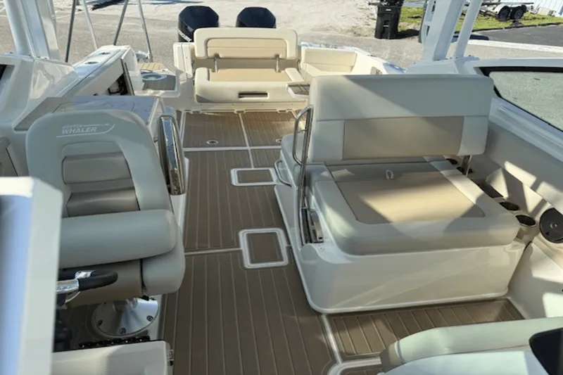 Slide: The Image of Boston Whaler 28 VANTAGE 2022 - 6